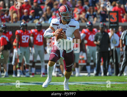 Oxford, MS, USA. 08 Sep, 2018. SIU QB, Sam Straub (4), rollt auf der Suche nach einem Receiver, während der NCAA DI Spiel an - Vaught Hemingway Stadium in Oxford, MS. Ole Fräulein besiegt SIU, 76-41. Kevin Langley/CSM/Alamy leben Nachrichten Stockfoto