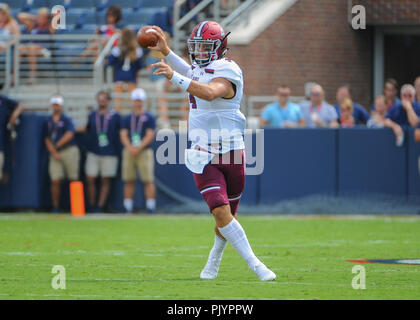 Oxford, MS, USA. 08 Sep, 2018. SIU QB, Sam Straub (4), rollt auf der Suche nach einem Receiver während der NCAA DI Spiel an - Vaught Hemingway Stadium in Oxford, MS. Ole Fräulein besiegt SIU, 76-41. Kevin Langley/CSM/Alamy leben Nachrichten Stockfoto