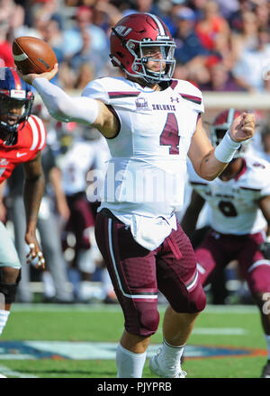 Oxford, MS, USA. 08 Sep, 2018. SIU QB, Sam Straub (4), rollt auf der Suche nach einem Receiver während der NCAA DI Spiel an - Vaught Hemingway Stadium in Oxford, MS. Ole Fräulein besiegt SIU, 76-41. Kevin Langley/CSM/Alamy leben Nachrichten Stockfoto