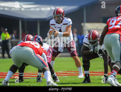 Oxford, MS, USA. 08 Sep, 2018. SIU QB, Sam Straub (4), bereitet die Snap während der NCAA DI Spiel an - Vaught Hemingway Stadium in Oxford, MS zu nehmen. Ole Fräulein besiegt SIU, 76-41. Kevin Langley/CSM/Alamy leben Nachrichten Stockfoto