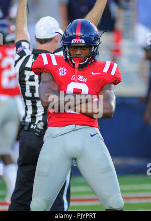 Oxford, MS, USA. 08 Sep, 2018. Rebellen DB, C.J. Miller (8), Posen für die Masse nach einem Touchdown während der NCAA DI Spiel an - Vaught Hemingway Stadium in Oxford, MS. Ole Fräulein besiegt SIU, 76-41. Kevin Langley/CSM/Alamy leben Nachrichten Stockfoto