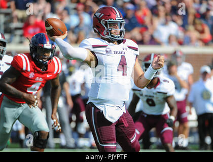 Oxford, MS, USA. 08 Sep, 2018. SIU QB, Sam Straub (4), rollt auf der Suche nach einem Receiver während der NCAA DI Spiel an - Vaught Hemingway Stadium in Oxford, MS. Ole Fräulein besiegt SIU, 76-41. Kevin Langley/CSM/Alamy leben Nachrichten Stockfoto