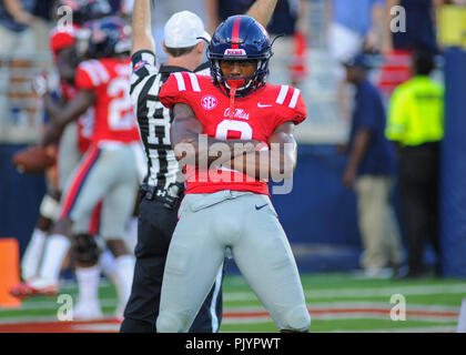 Oxford, MS, USA. 08 Sep, 2018. Rebellen DB, C.J. Miller (8), Posen für die Masse nach einem Touchdown während der NCAA DI Spiel an - Vaught Hemingway Stadium in Oxford, MS. Ole Fräulein besiegt SIU, 76-41. Kevin Langley/CSM/Alamy leben Nachrichten Stockfoto