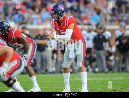 Oxford, MS, USA. 08 Sep, 2018. Ole Fräulein QB, Matt Corral (2), bereitet die Snap während der NCAA DI Spiel an - Vaught Hemingway Stadium in Oxford, MS zu nehmen. Ole Fräulein besiegt SIU, 76-41. Kevin Langley/CSM/Alamy leben Nachrichten Stockfoto
