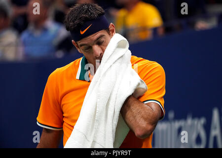 Flushing Meadows, New York, USA. September 9, 2018: US Open Tennis: Juan Martin Del Potro aus Argentinien Handtücher weg während der US Open Männer Finale gegen Novak Djokovic. Quelle: Adam Stoltman/Alamy leben Nachrichten Stockfoto