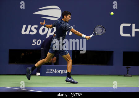 Flushing Meadows, New York, USA. September 9, 2018: US Open Tennis: Novak Djokovic aus Serbien trifft einen backhnd Zurück zu Juan Martin Del Potro aus Argentinien in den US Open Men's final. Djokovic gewann das Match in drei Sätzen seine dritte US Open zu sammeln, und 14 Grand Slam Titel. Quelle: Adam Stoltman/Alamy leben Nachrichten Stockfoto