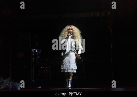 Paloma Faith Dachverkleidung auf der Hauptbühne am OnBlackheath Music Festival, Lewisham, London Stockfoto