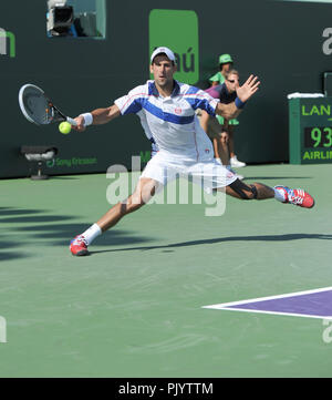 KEY BISCAYNE, FL - April 03: Novak Djokovic aus Serbien Niederlagen Rafael Nadal aus Spanien während der Herren Einzel Meisterschaft bei den Sony Ericsson Open am Crandon Park Tennis Center am 3. April 2011 in Key Biscayne, Florida Personen: Novak Djokovic Stockfoto