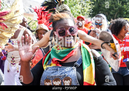 London, Großbritannien. 9. September 2018. Hunderte von beobachten die Prozession der jährlichen Hackney Karnevalsumzug 2018 Am 9. September 2018, London, UK Bild Capital/Alamy leben Nachrichten Stockfoto