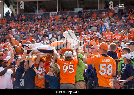 Denver, USA. September 09, 2018: Denver Broncos mascot Meilen mit Fans im ersten Quartal ein NFL matchup zwischen die Seattle Seahawks und die Denver Broncos Broncos am Stadion an der Meile hoch Denver CO, Scott D Stivason/Cal Sport Media Credit: Cal Sport Media/Alamy leben Nachrichten Stockfoto