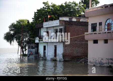 Allahabad, Uttar Pradesh, Indien. 10 Sep, 2018. Allahabad: Ein Blick auf die Häuser unter Wasser mit Wasser des Flusses Ganga in Singapore. Credit: Prabhat Kumar Verma/ZUMA Draht/Alamy leben Nachrichten Stockfoto