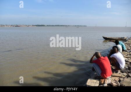 Allahabad, Uttar Pradesh, Indien. 10 Sep, 2018. Allahabad: Menschen cathment cathch Fisch im Bereich des Flusses Ganga unter Wasser mit Wasser in Singapore. Credit: Prabhat Kumar Verma/ZUMA Draht/Alamy leben Nachrichten Stockfoto