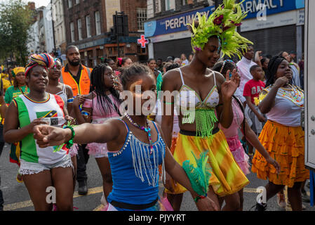 London, Großbritannien. 9. September 2018. Die hackney Karneval. Die Straßen waren voll von Ständen, Schwimmer, Darsteller und Zuschauer genießen der Carnival Spirit. Diese Jahre Karneval, die bisher grösste, hatte 28 Karneval Gruppen und 1000 Künstler teilnehmen. Der Karneval Thema war Iconic Hackney. Organisiert von Hackney Rat, tfl, Shoreditch Rathaus, globale Carnivalz und Hackney entfernt. Credit: Stephen Bell/Alamy Leben Nachrichten. Stockfoto