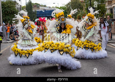 London, Großbritannien. 9. September 2018. Die hackney Karneval. Die Straßen waren voll von Ständen, Schwimmer, Darsteller und Zuschauer genießen der Carnival Spirit. Diese Jahre Karneval, die bisher grösste, hatte 28 Karneval Gruppen und 1000 Künstler teilnehmen. Der Karneval Thema war Iconic Hackney. Organisiert von Hackney Rat, tfl, Shoreditch Rathaus, globale Carnivalz und Hackney entfernt. Credit: Stephen Bell/Alamy Leben Nachrichten. Stockfoto