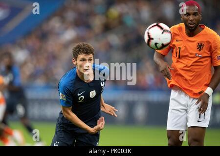 Saint Denis. 10 Sep, 2018. Benjamin Pavard (L) von Frankreich Mias mit Ryan Babel der Niederlande während der UEFA Nationen Liga Match zwischen Frankreich und den Niederlanden im Stade de France in Saint-Denis, Frankreich an Sept. 9, 2018. Frankreich gewann 2-1. Credit: Jack Chan/Xinhua/Alamy leben Nachrichten Stockfoto