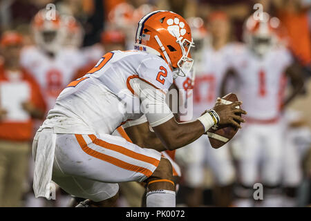 College Station, Texas, USA. 8. Sep 2018. Clemson Tiger quarterback Kelly Bryant (2) Felder ein Snap während der NCAA Football Spiel zwischen der Clemson Tiger und der Texas A&M Aggies am Kyle Feld in College Station, Texas. Clemson besiegte Texas A&M 28-26. Prentice C. James/CSM/Alamy leben Nachrichten Stockfoto