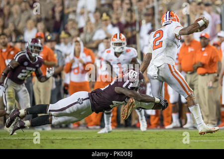 College Station, Texas, USA. 8. Sep 2018. Texas A&M Aggies defensive lineman Landis Durham (46) packt Clemson Tiger quarterback Kelly Bryant (2) während der NCAA Football Spiel zwischen der Clemson Tiger und der Texas A&M Aggies am Kyle Feld in College Station, Texas. Clemson besiegte Texas A&M 28-26. Prentice C. James/CSM/Alamy leben Nachrichten Stockfoto