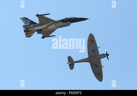 Kleine Brogel. 10 Sep, 2018. Eine belgische Luftwaffe F 16 Kämpfer und ein Vintage Spitfire durchführen, während die belgische Luftwaffe Tag in Kleine Brogel Air Base in Belgien, an Sept. 9, 2018. Credit: Wang XiaoJun) (dtf/Xinhua/Alamy leben Nachrichten Stockfoto