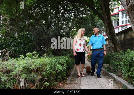 Xiamen, China Fujian Provinz. 13. Juni, 2018. William Brown (R) nimmt einen Spaziergang mit seiner Frau auf dem Campus der Universität Xiamen in Xiamen, im Südosten der chinesischen Provinz Fujian, 13. Juni 2018. Credit: Zhang Guojun/Xinhua/Alamy leben Nachrichten Stockfoto