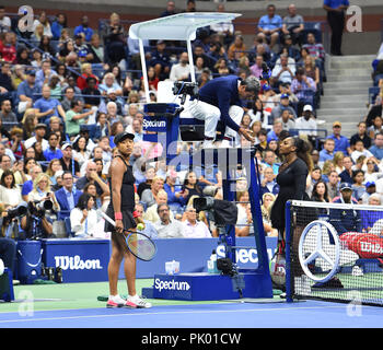Naomi Osaka Japan reagiert wie Serena Williams von den Vereinigten Staaten argumentiert mit Stuhl-schiedsrichter Carlos Ramos im zweiten Satz während der Damen Finale der US Open Tennis Turnier bei Arthur Ashe Stadium, USTA Billie Jean King National Tennis Center in Flushing, Queens, New York City, USA, September 8, 2018. Quelle: LBA/Alamy leben Nachrichten Stockfoto