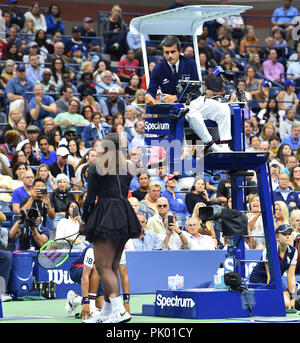 Serena Williams aus den Vereinigten Staaten argumentiert mit Stuhl-schiedsrichter Carlos Ramos im zweiten Satz während der Damen Finale der US Open Tennis Turnier bei Arthur Ashe Stadium, USTA Billie Jean King National Tennis Center in Flushing, Queens, New York City, USA, September 8, 2018. Quelle: LBA/Alamy leben Nachrichten Stockfoto
