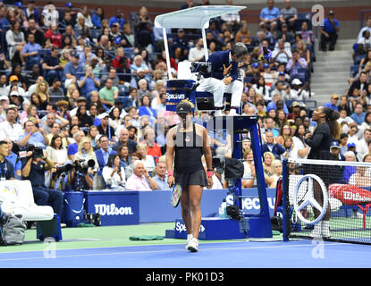 Naomi Osaka Japan reagiert wie Serena Williams von den Vereinigten Staaten argumentiert mit Stuhl-schiedsrichter Carlos Ramos im zweiten Satz während der Damen Finale der US Open Tennis Turnier bei Arthur Ashe Stadium, USTA Billie Jean King National Tennis Center in Flushing, Queens, New York City, USA, September 8, 2018. Quelle: LBA/Alamy leben Nachrichten Stockfoto