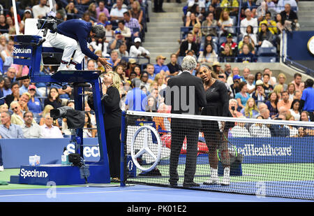 Serena Williams aus den Vereinigten Staaten argumentiert mit Turnier Schiedsrichter Brian Earley (2. R) als Stuhl-schiedsrichter Carlos Ramos (L) Gespräche mit WTA Supervisor Donna Kelso (2. L) Im zweiten Satz während der Damen Finale der US Open Tennis Turnier bei Arthur Ashe Stadium, USTA Billie Jean King National Tennis Center in Flushing, Queens, New York City, USA, September 8, 2018. Quelle: LBA/Alamy leben Nachrichten Stockfoto
