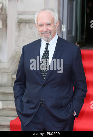 Die UK-Premiere von "Die Frau" in Somerset House - Ankunft mit: Jonathan Pryce Wo: London, Großbritannien Wann: 09 Aug 2018 Quelle: Mario Mitsis/WENN.com Stockfoto