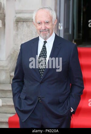 Die UK-Premiere von "Die Frau" in Somerset House - Ankunft mit: Jonathan Pryce Wo: London, Großbritannien Wann: 09 Aug 2018 Quelle: Mario Mitsis/WENN.com Stockfoto