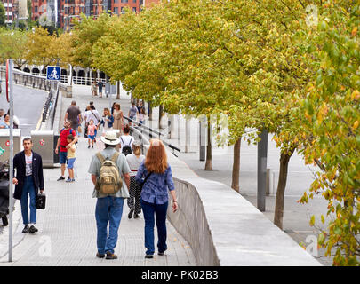 BILBAO, SPANIEN, ca. August 2018, Menschen zu Fuß neben dem Fluss Stockfoto