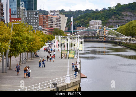 BILBAO, SPANIEN, ca. August 2018, Menschen zu Fuß neben dem Fluss Stockfoto