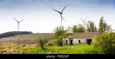 Irland, Co Leitrim, Arigna, hilltop Windpark Turbinen über Remote verlassenen Hütte, Panoramablick Stockfoto