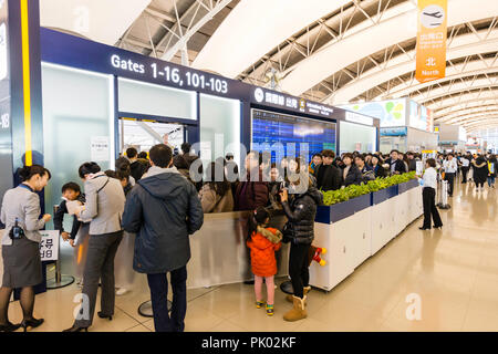 Osaka. Kansai International Airport. KIX, Terminal 1, 4. Stock internationale Abflüge. Die Menschen in der Warteschlange durch die Sicherheitskontrolle zum Gate zu gehen Stockfoto