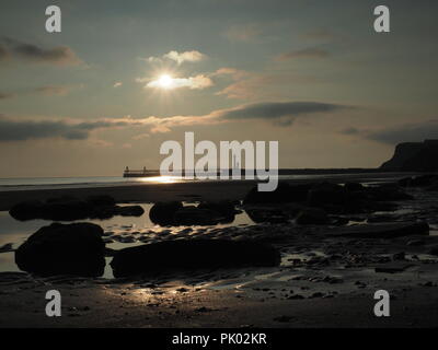 Whitby, Literature und Robin Hood's Bay, Ostküste, North Yorkshire Seestücke und Landschaften bei Sonnenaufgang. Stockfoto