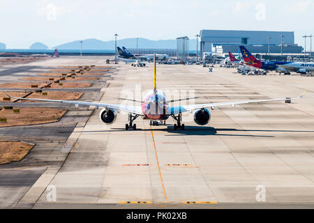 Japan, Osaka. Kansai International Airport. KIX, Passenger Jet Airbus 350 Asiana Airlines, Rollen entlang taxiway vor dem Abheben. Stockfoto