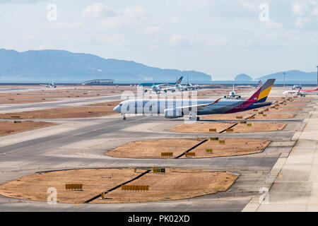 Japan, Osaka. Kansai International Airport. KIX, Passenger Jet Airbus 350 Asiana Airlines, Rollen entlang taxiway vor dem Abheben. Stockfoto