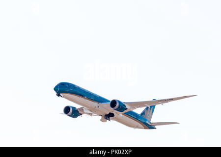 Japan, Osaka. Kansai International Airport. KIX, Boeing 787, VN-A886, Vietnam Airlines, Jet, die bei gutem Wetter. Stockfoto