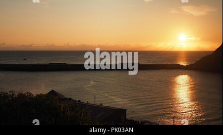 Whitby, Literature und Robin Hood's Bay, Ostküste, North Yorkshire Seestücke und Landschaften bei Sonnenaufgang. Stockfoto