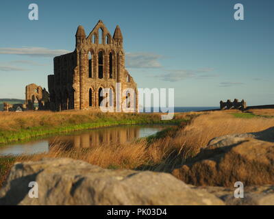 Whitby, Literature und Robin Hood's Bay, Ostküste, North Yorkshire Seestücke und Landschaften bei Sonnenaufgang. Stockfoto