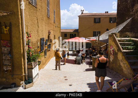 Bei Outdoor Restaurant Terrasse in Calvi Zitadelle Mittag. Calvi, Korsika, Frankreich Stockfoto