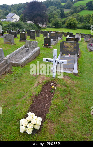 Dylan Thomas's Grab auf die Kirche Sankt Martin, Laugharne, Dyfed, Wales, Großbritannien Stockfoto