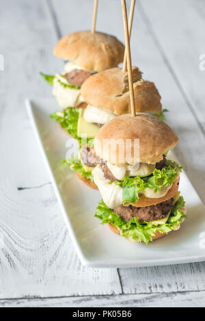 Burger auf die weiße Platte Stockfoto
