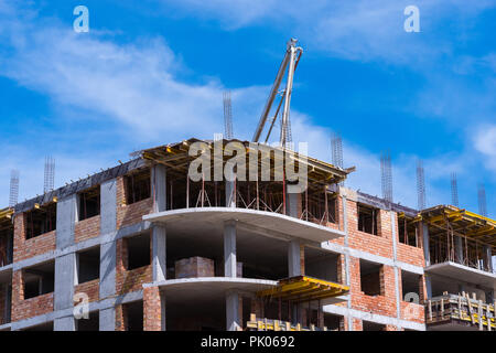 Automobil Betonpumpe. Baustelle. Neue mehrstöckiges Gebäude. Stockfoto