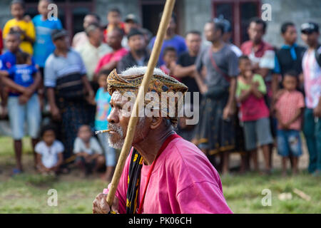 BAJAWA, Indonesien - 19. Mai: Ein nicht identifizierter Elder führt den traditionellen Tanz an einem Boxkampf in der Nähe von Bajawa in Ost Nusa Tenggara, Indonesien am 1. Mai Stockfoto