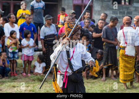 BAJAWA, Indonesien - 19. Mai: Ein nicht identifizierter Dorfältesten Tänze mit einem Pol in der Nähe Bajawa in Ost Nusa Tenggara, Indonesien am 19. Mai 2017. Stockfoto