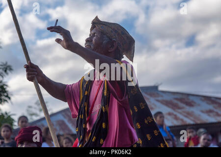 BAJAWA, Indonesien - 19. Mai: Ein nicht identifizierter Dorfältesten Tänze mit zeremonielle Gewandung in der Nähe von Bajawa in Ost Nusa Tenggara, Indonesien am 19. Mai 2017. Stockfoto