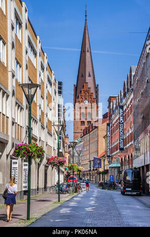 Blick auf den 105 Meter hohen Turm der gotischen Stil Sankt Petrie Kirche aus Kalendegatan, Malmö, Scania, Schweden Stockfoto