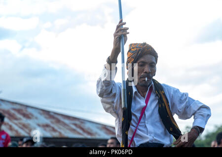 BAJAWA, Indonesien - 19. Mai: Ein nicht identifizierter Dorfältesten raucht und Tänze an einen Boxkampf in der Nähe von Bajawa in Ost Nusa Tenggara, Indonesien am 19. Mai Stockfoto