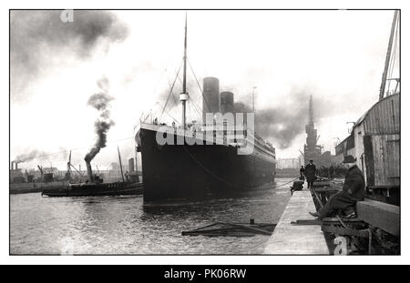 TITANIC 1912 RMS TITANIC verlässt Harland & Wolff Werften April 2. 1912 düsteres Bild der Titanic, die sich abwirft Auf ihrer schicksalhaften Jungfernfahrt Stockfoto