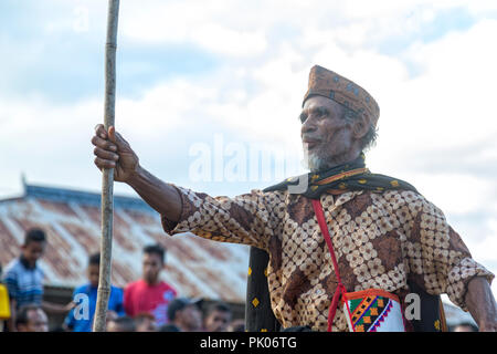 BAJAWA, Indonesien - 19. Mai: Ein nicht identifizierter Dorfältesten Tänze mit einem geschnitzten Stock in der Nähe von Bajawa in Ost Nusa Tenggara, Indonesien am 19. Mai 2017. Stockfoto